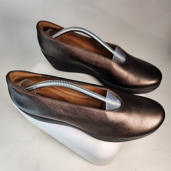 Clarks Metallic bronze Sz 7 Slip-ons - Picture 2 of 8